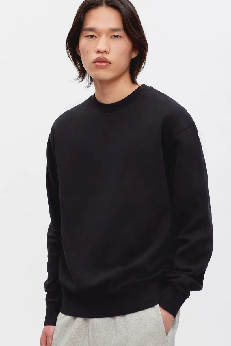 Essential Sweatshirt in Black 2