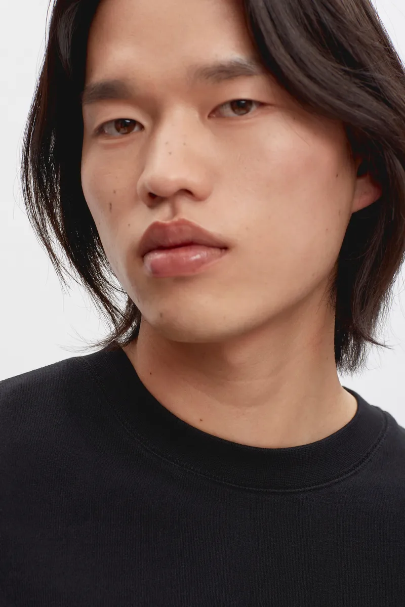 Essential Sweatshirt in Black 4