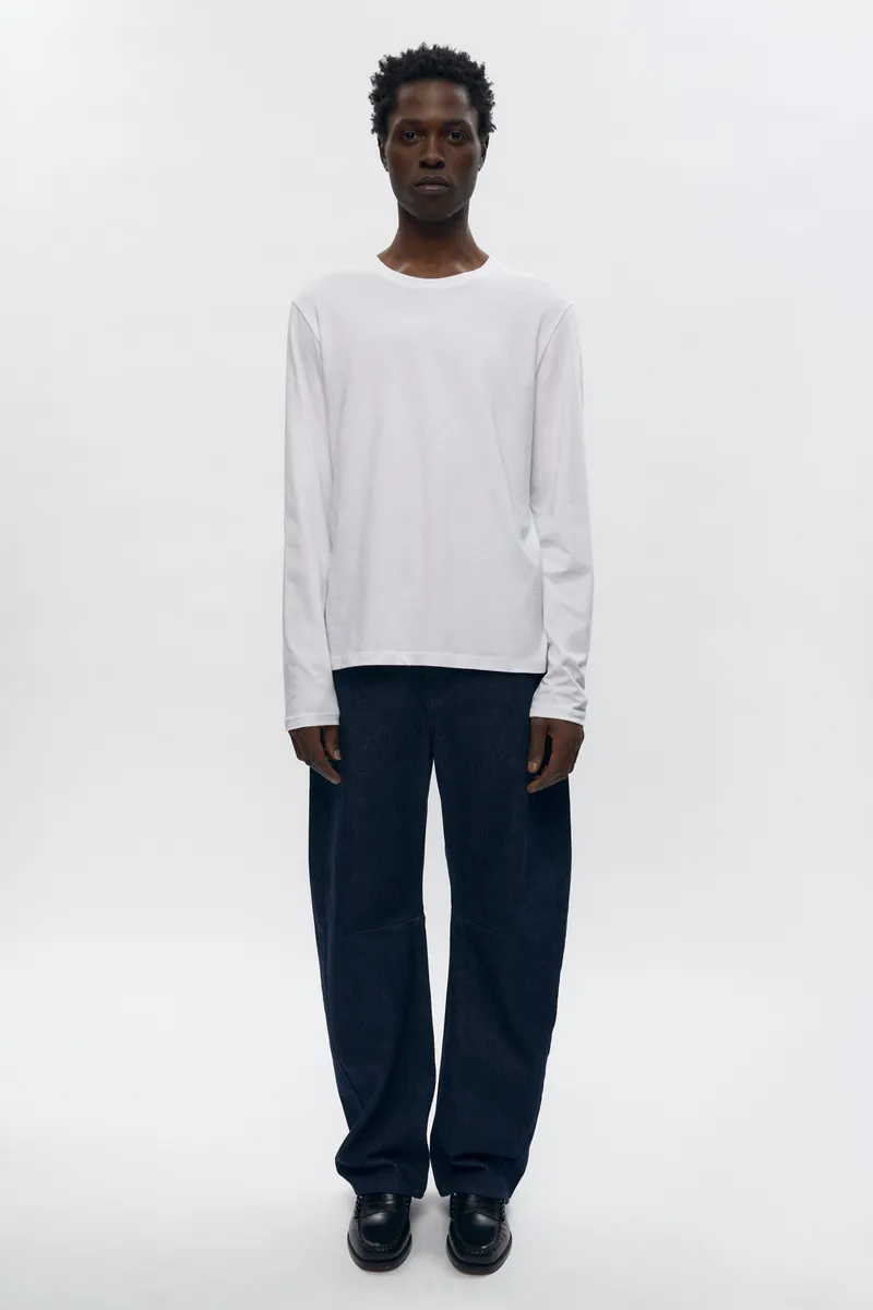 Unisex Essential Longsleeve in White 2