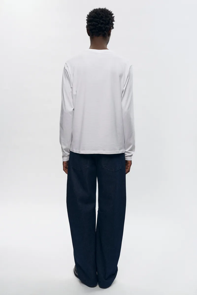 Unisex Essential Longsleeve in White 3
