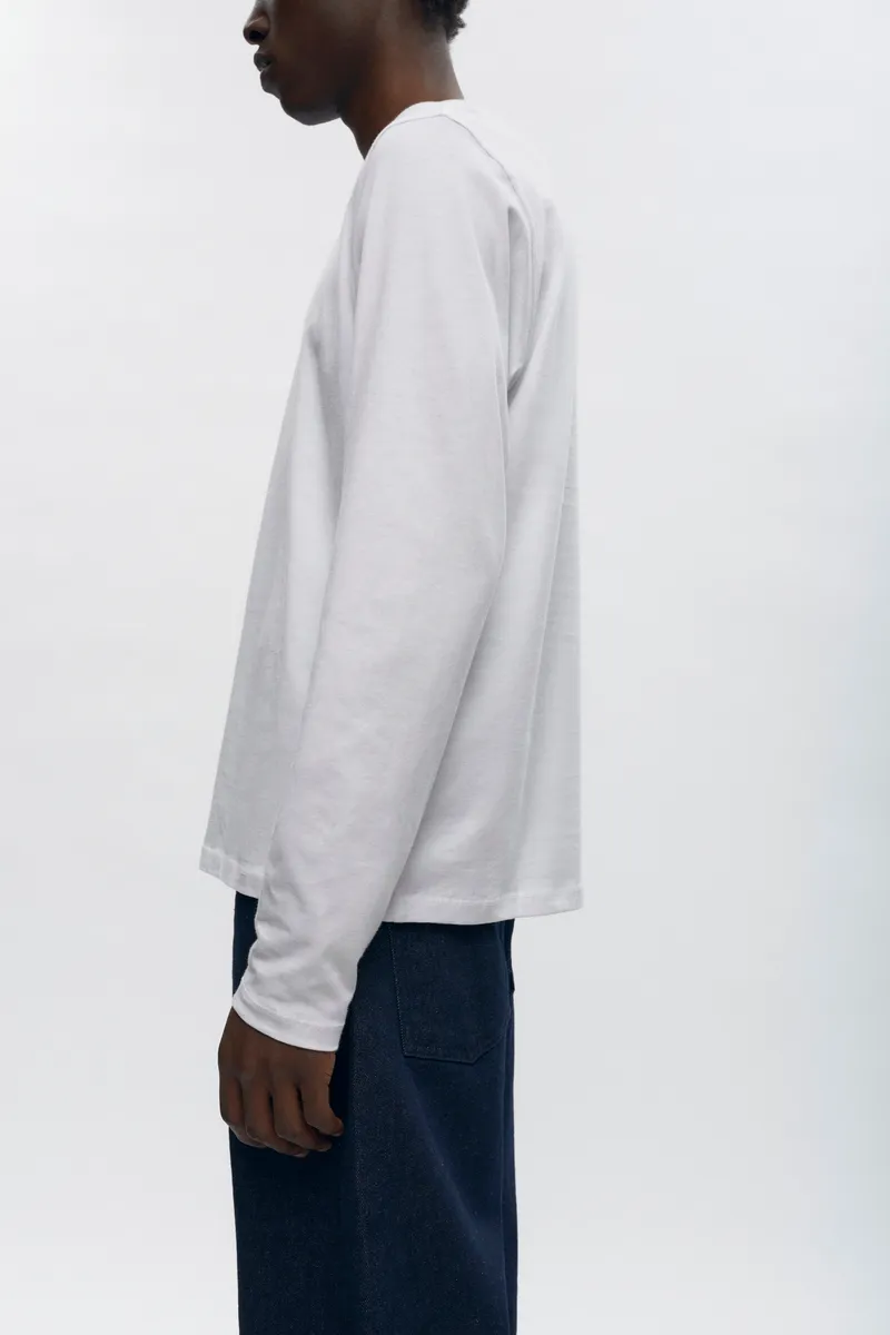 Unisex Essential Longsleeve in White 4