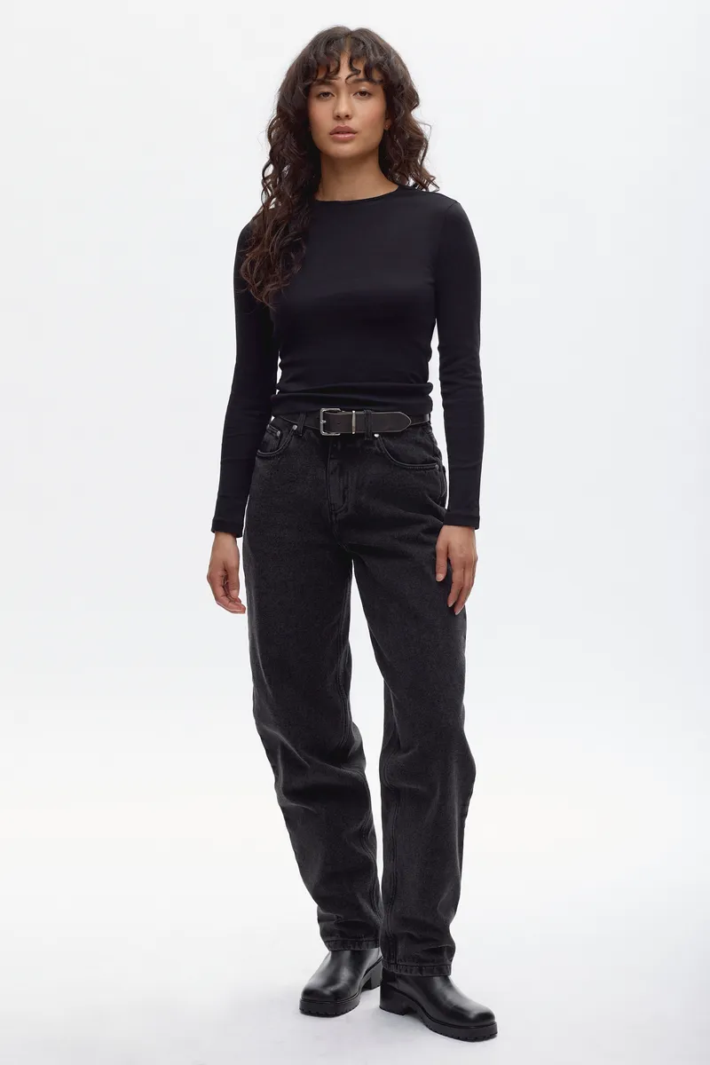 Women's Fitted Longsleeve in Black 2