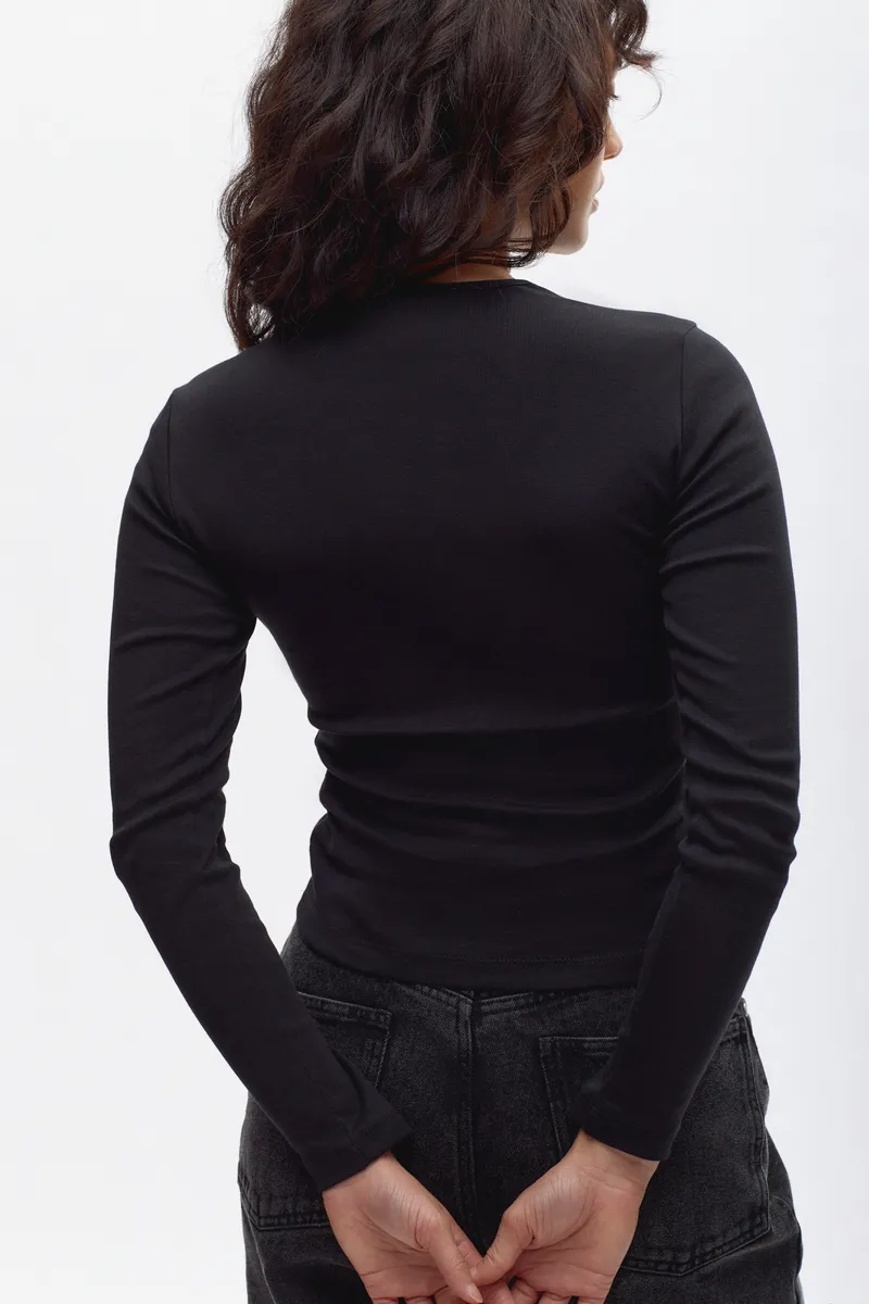 Women's Fitted Longsleeve in Black 4