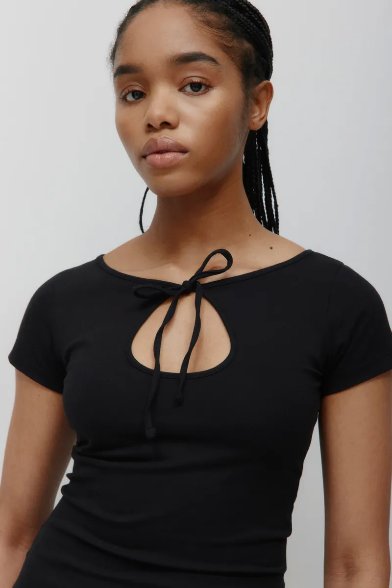 Women's Layn Keyhole Tee in Black 5
