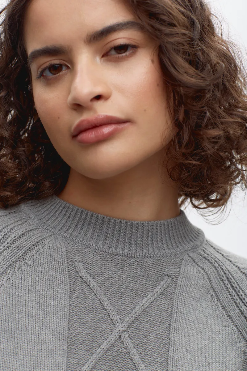 Women's Luxor Cable Sweater in Smoke Melange 5