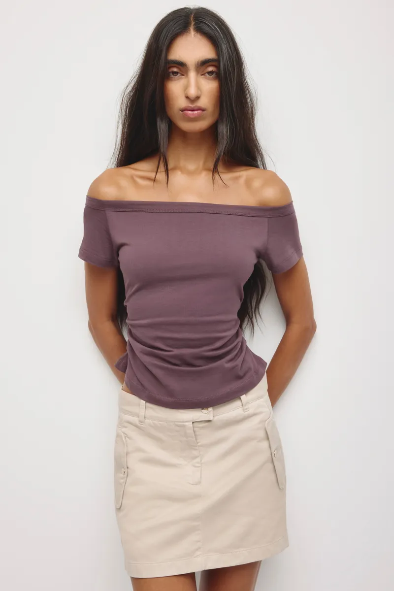 Women's Off Shoulder Ruched Tee in Raisin