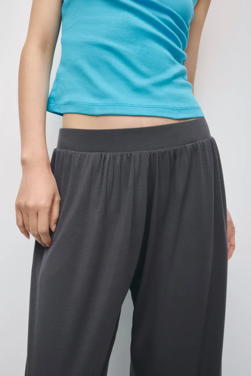 Women's Yazi Balloon Pant in Charcoal 2