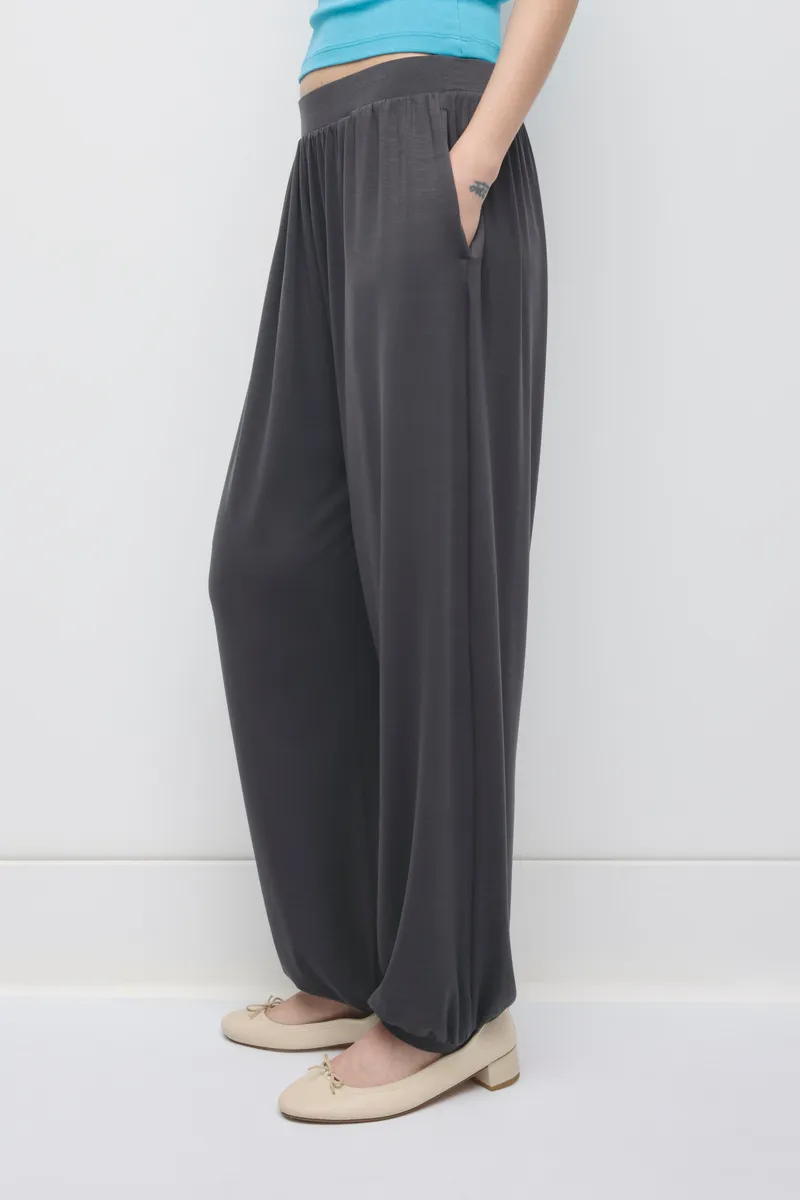Women's Yazi Balloon Pant in Charcoal 4