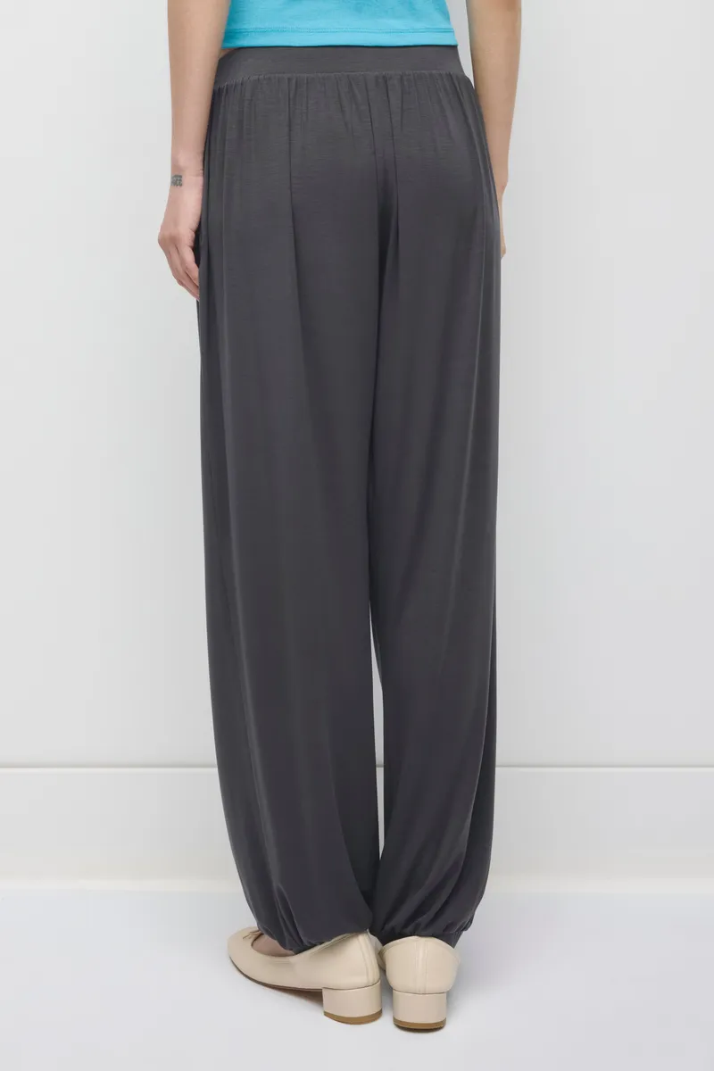 Women's Yazi Balloon Pant in Charcoal 5