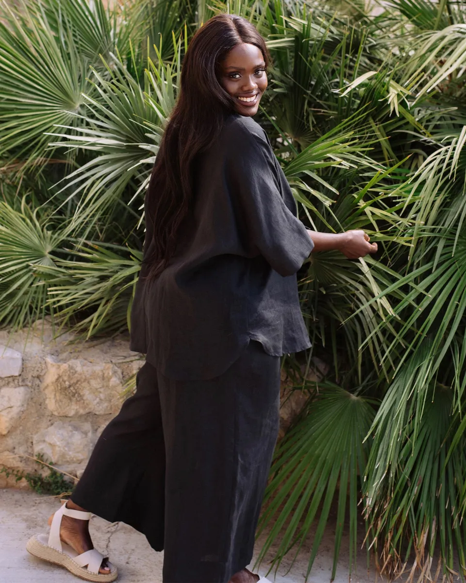 Short-sleeved linen top CABRERA in Black 2