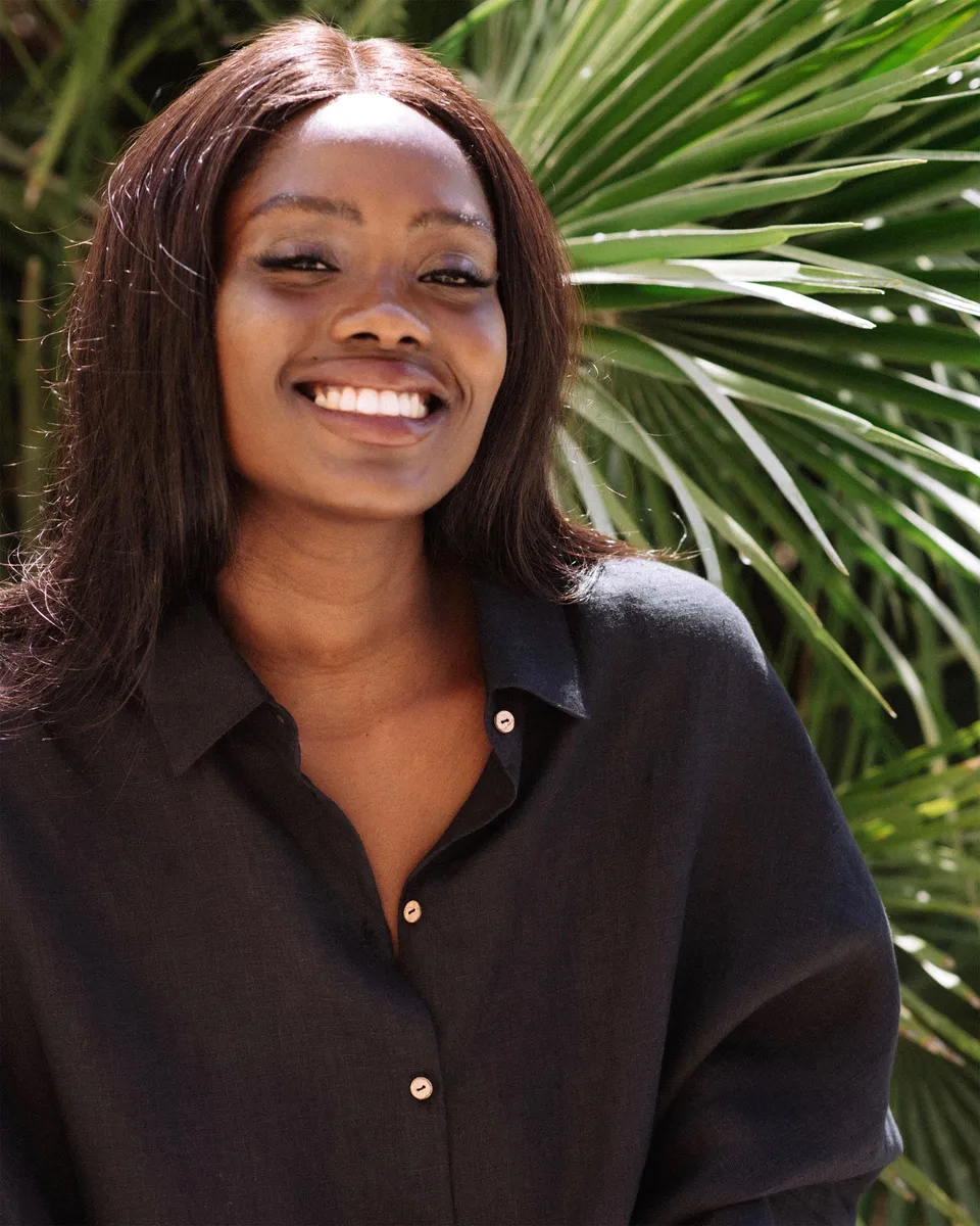 Short-sleeved linen top CABRERA in Black 4