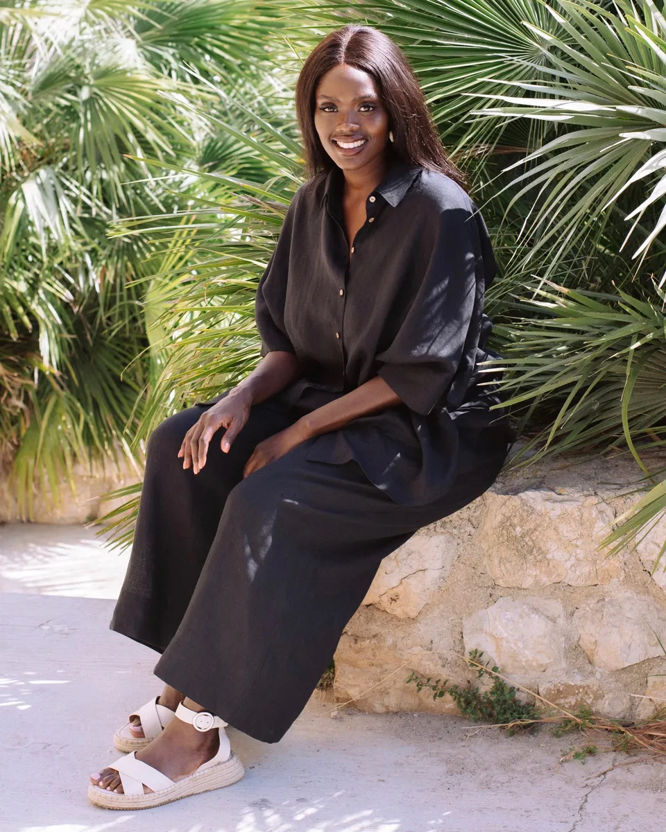 Short-sleeved linen top CABRERA in Black 7