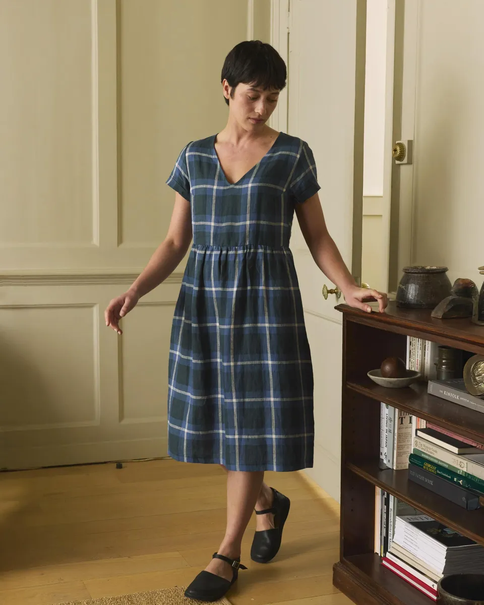 No.40 V Neckline Linen Day Dress in Stirling Plaid 2