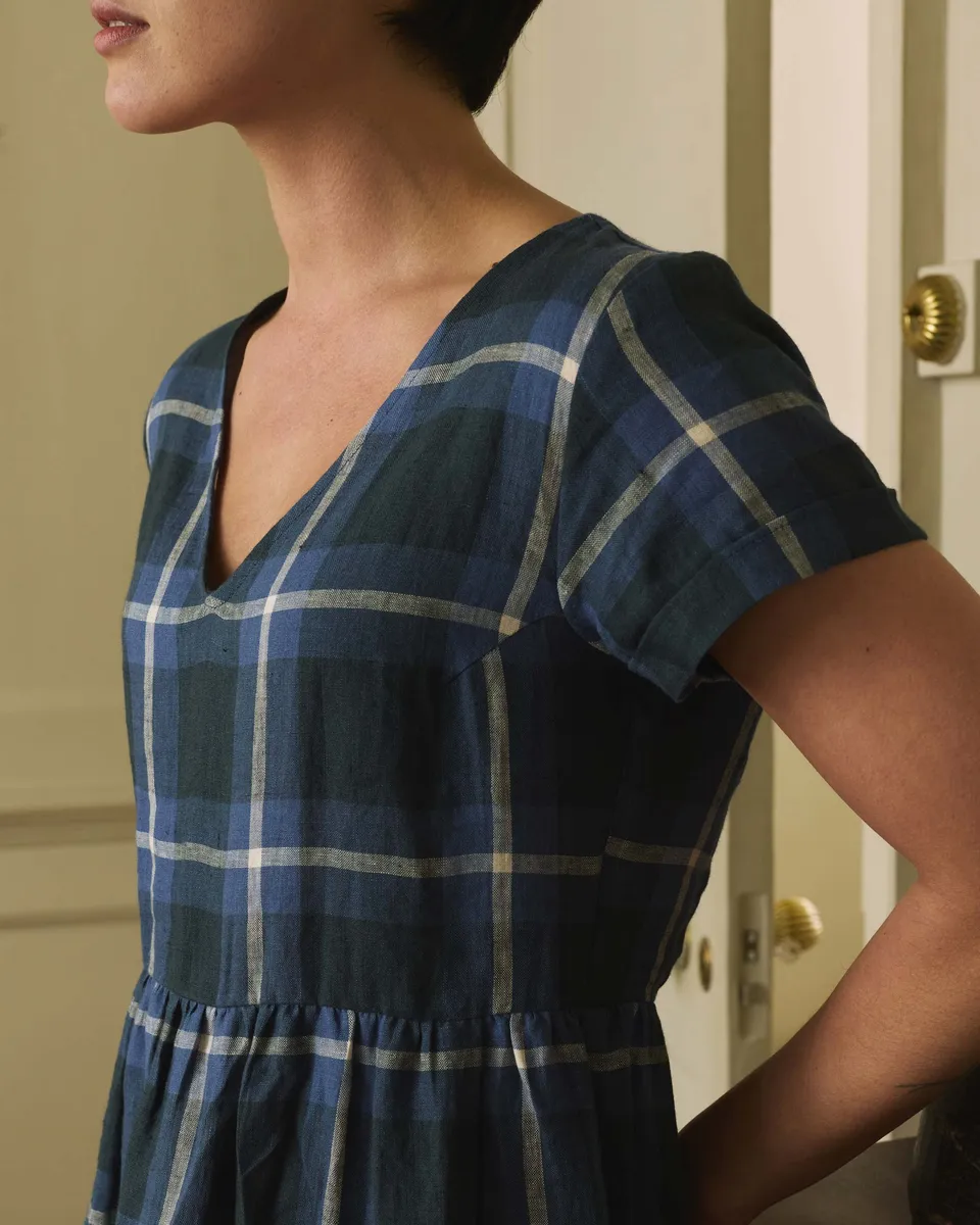 No.40 V Neckline Linen Day Dress in Stirling Plaid 3