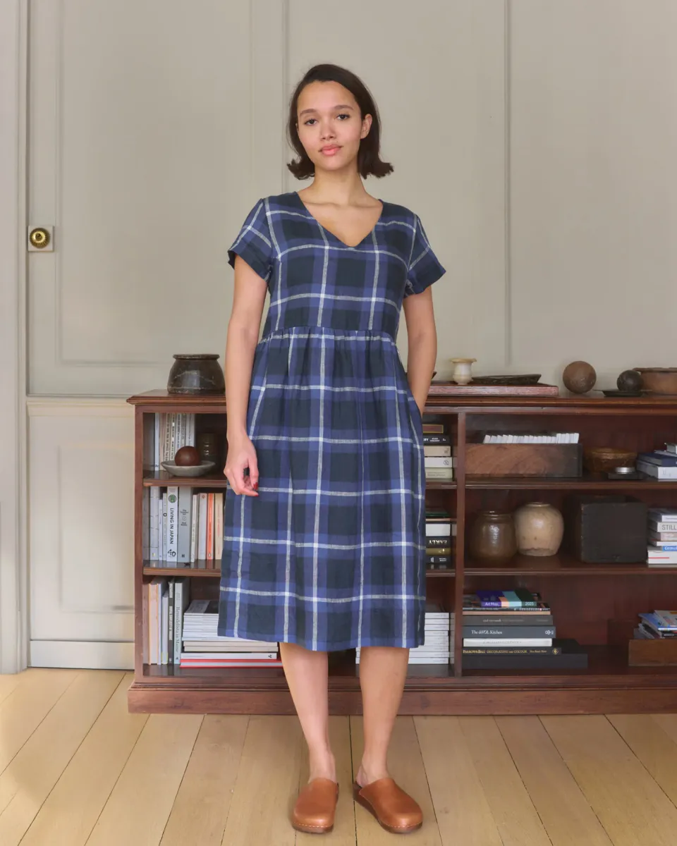 No.40 V Neckline Linen Day Dress in Stirling Plaid 4
