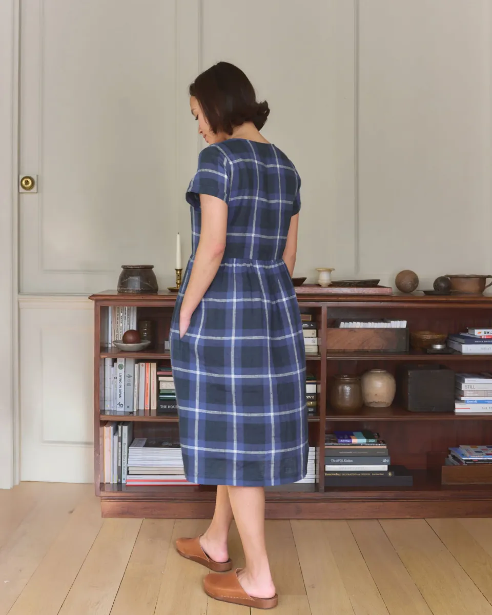 No.40 V Neckline Linen Day Dress in Stirling Plaid 5