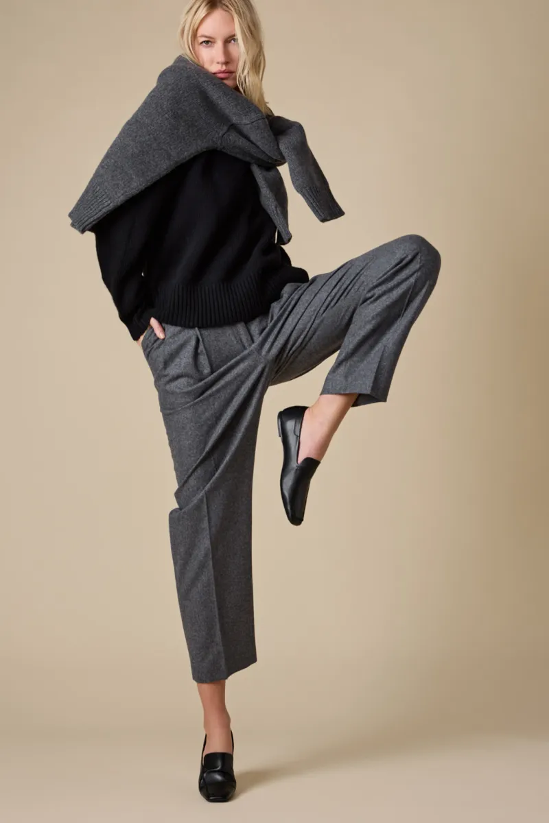 The Cashmere Signature Crew in Black 6