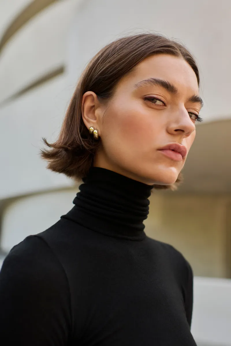 The Cashmere Turtleneck in Black 2