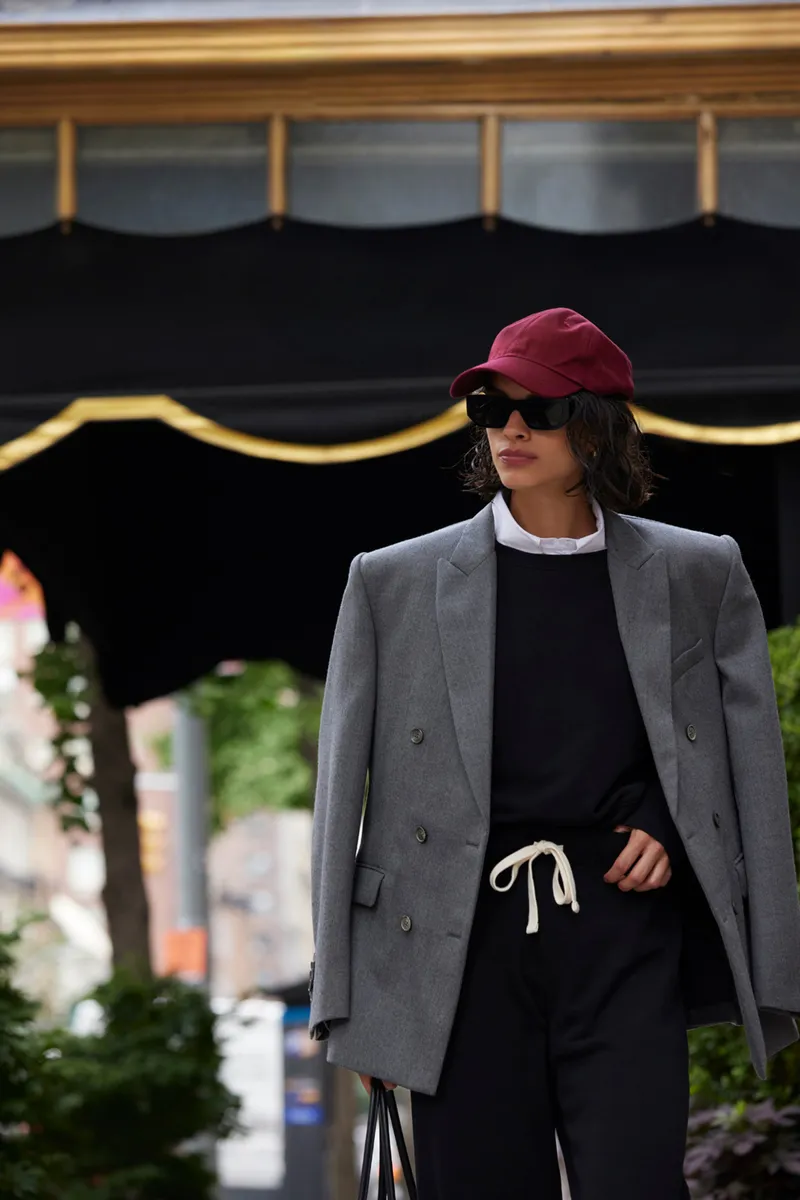 The Everyday Sweatshirt in Black 2