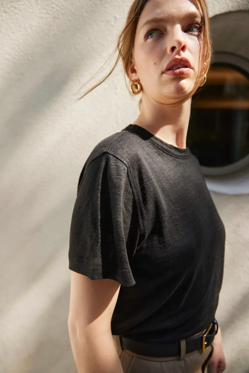 The Linen Perfect Tee In Black 4