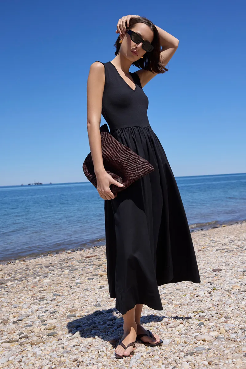 The V-Neck RSVP in Black
