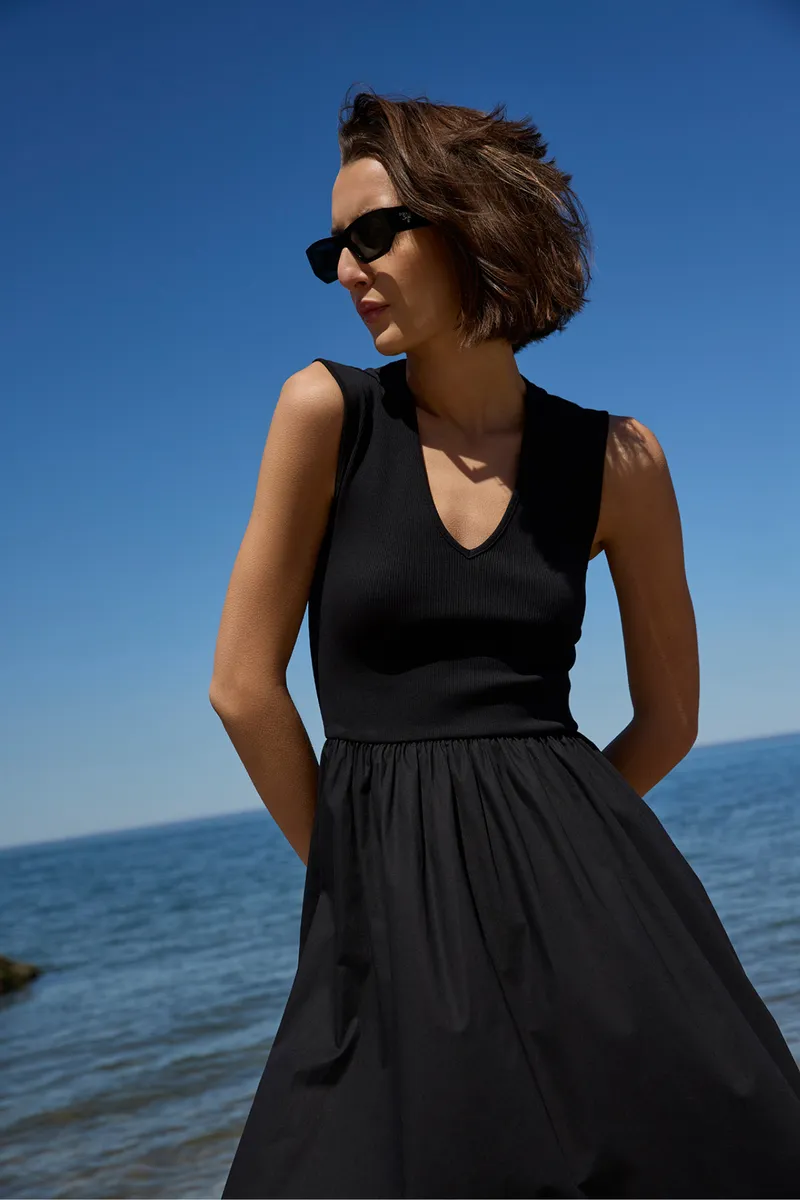 The V-Neck RSVP in Black 2