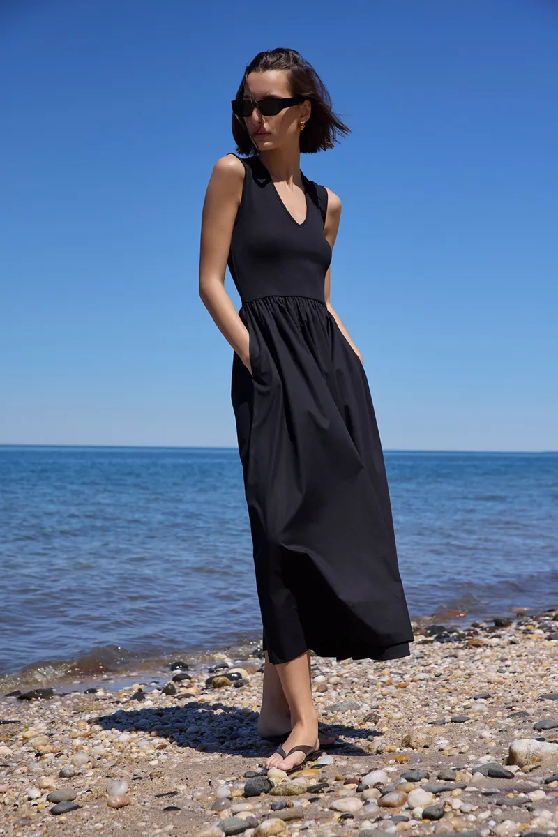 The V-Neck RSVP in Black 5