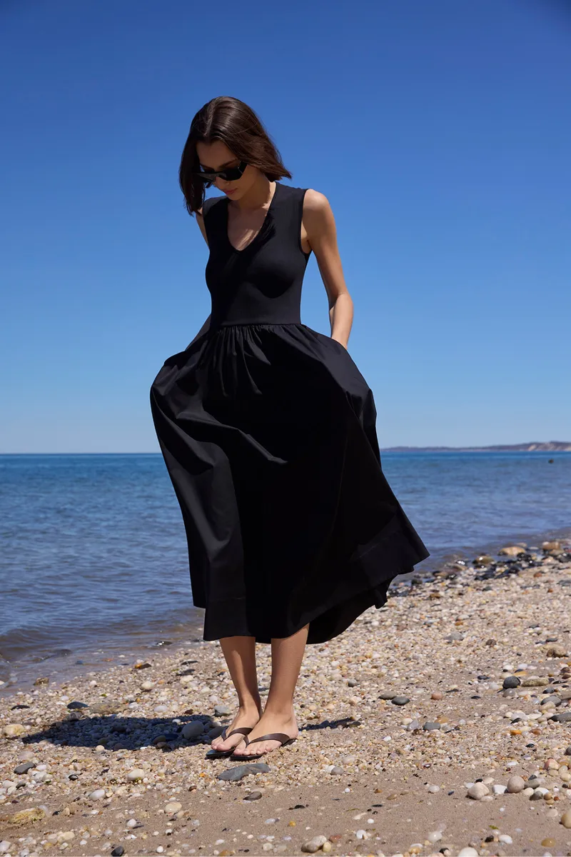 The V-Neck RSVP in Black 6